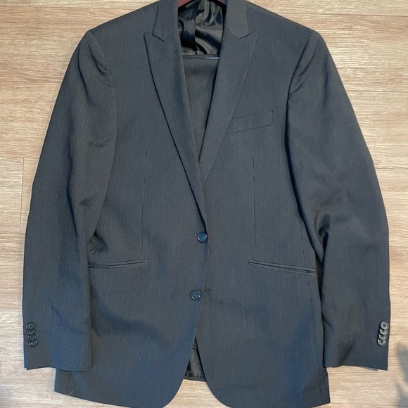 Kenneth Cole Reaction Suit 38R Blazer 40S Pants Dark Navy with Grey Pinstripes - Picture 1 of 5